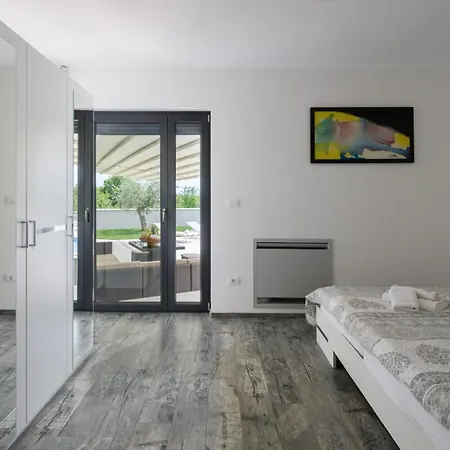 Emma Mit 5 Schlafzimmern Und Beheiztem Pool Holiday home Jursici
