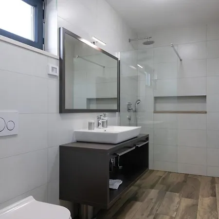 Holiday home Emma Mit 5 Schlafzimmern Und Beheiztem Pool