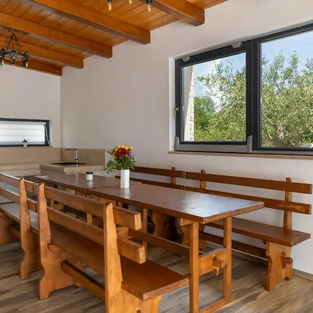 Holiday home Emma Mit 5 Schlafzimmern Und Beheiztem Pool *
