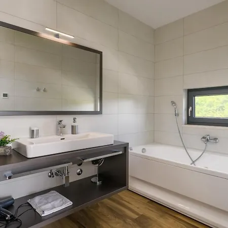 Holiday home Emma Mit 5 Schlafzimmern Und Beheiztem Pool Jursici