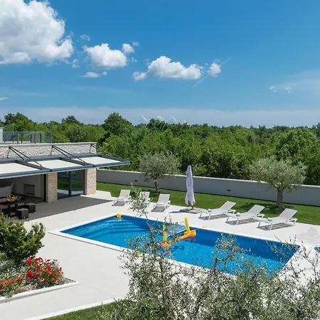 Holiday home Emma Mit 5 Schlafzimmern Und Beheiztem Pool *