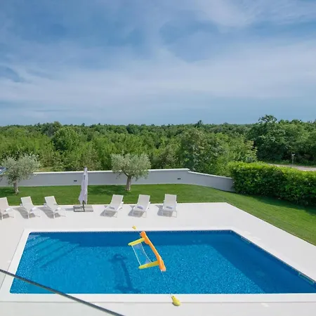 Emma Mit 5 Schlafzimmern Und Beheiztem Pool Holiday home