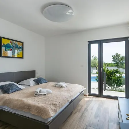 Emma Mit 5 Schlafzimmern Und Beheiztem Pool Holiday home