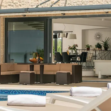 Emma Mit 5 Schlafzimmern Und Beheiztem Pool *