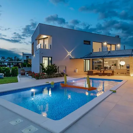 Emma Mit 5 Schlafzimmern Und Beheiztem Pool * Jursici