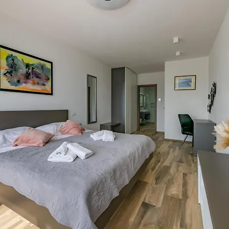 Emma Mit 5 Schlafzimmern Und Beheiztem Pool * Juršići
