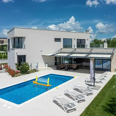 בית נופש Emma Mit 5 Schlafzimmern Und Beheiztem Pool Juršići
