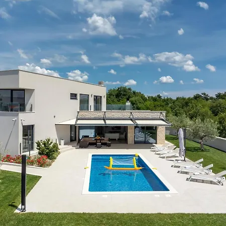 Emma Mit 5 Schlafzimmern Und Beheiztem Pool בית נופש Juršići